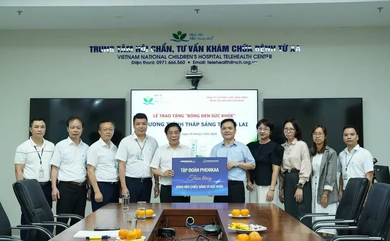 Tập đoàn Phenikaa cùng chi nhánh CTCP Y học Vĩnh Thiện – Dự án Bệnh viện ĐH Phenikaa trao tặng bóng đèn vì sức khỏe cho Bệnh viện Nhi Trung ương và Trung tâm y tế quận Nam Từ Liêm
